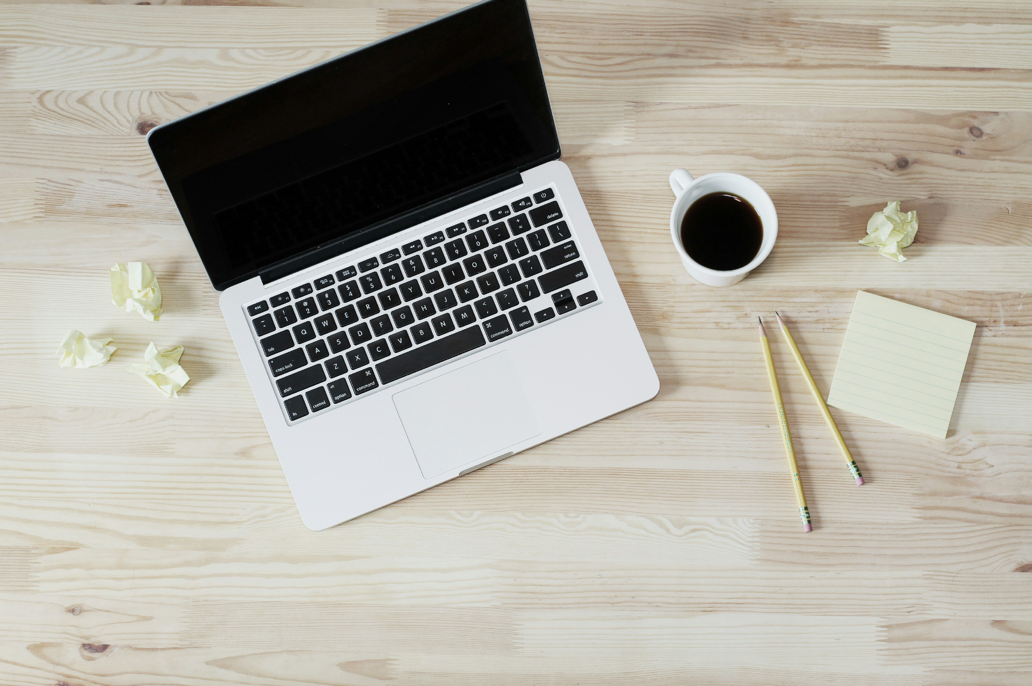 https://unsplash.com/photos/turned-off-macbook-pro-beside-white-ceramic-mug-filled-with-coffee-aOC7TSLb1o8?utm_content=creditShareLink&utm_medium=referral&utm_source=unsplash zdjęcie