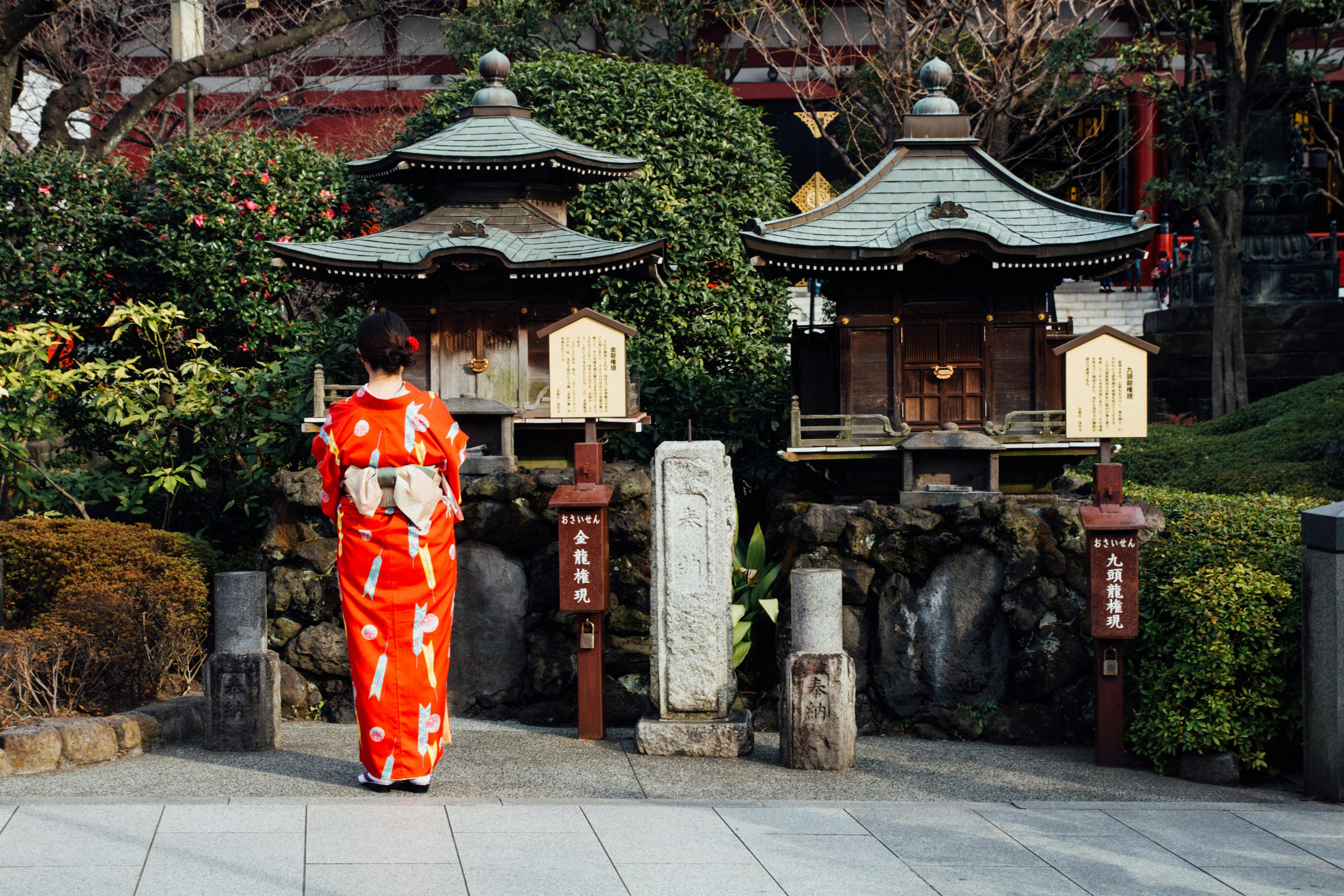https://unsplash.com/photos/woman-standing-near-building-at-daytime-k7RBbtooQV8?utm_content=creditShareLink&utm_medium=referral&utm_source=unsplash zdjęcie