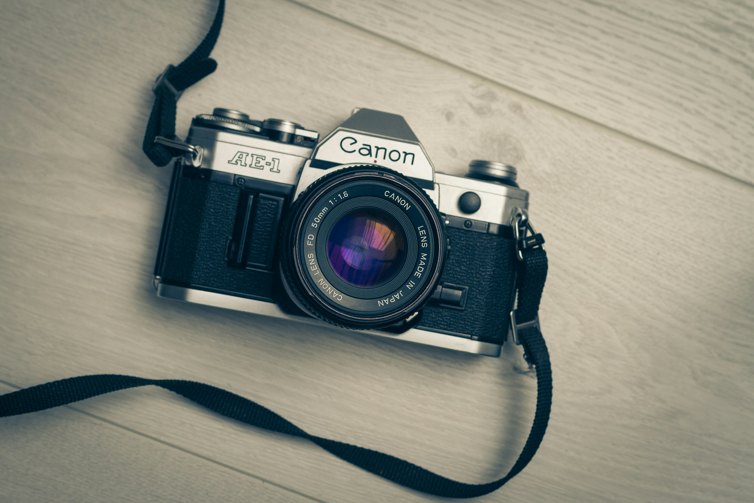 https://unsplash.com/photos/gray-and-black-canon-ae-1-camera-on-wooden-surface-7SmpToKLiNA?utm_content=creditShareLink&utm_medium=referral&utm_source=unsplash zdjęcie